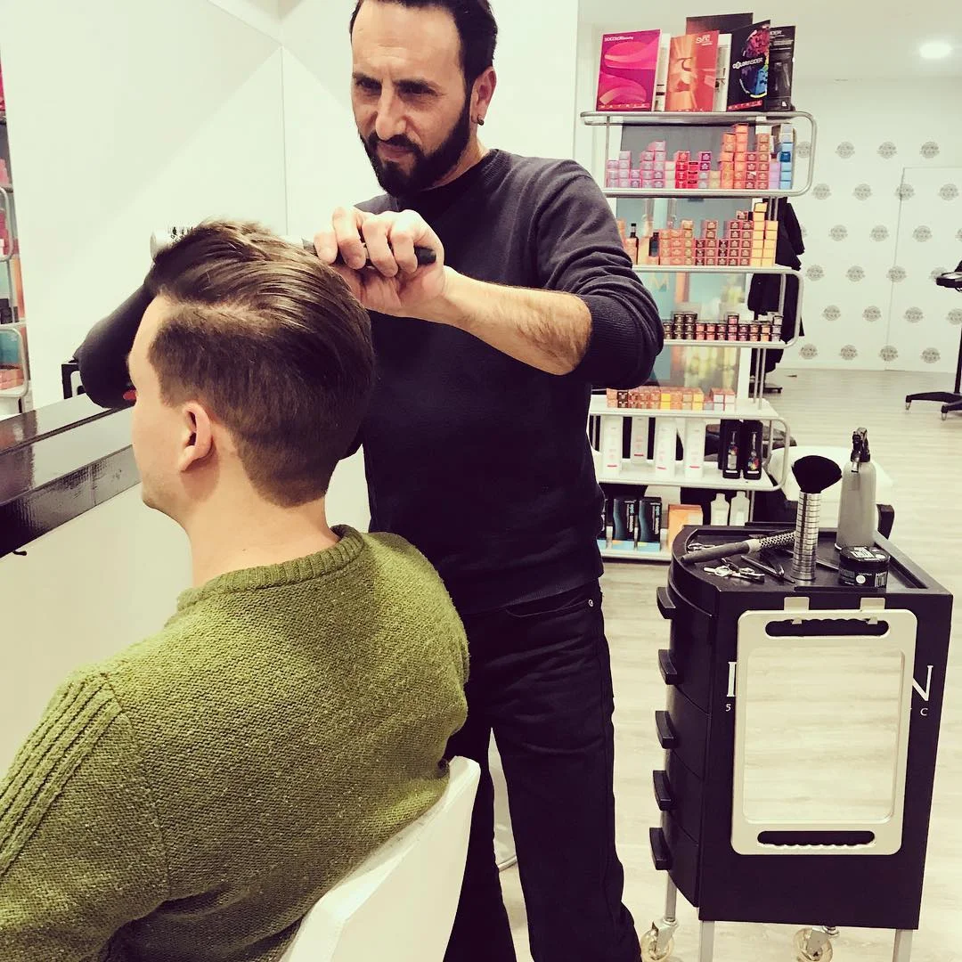 Profesional de Puro Style trabajando en el salón